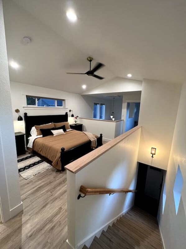 2 bedrooms, desk, iron/ironing board, free WiFi - Brand New Custom Built Cottage in Downtown w/Pool (Salem)