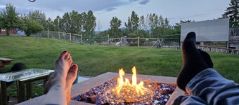 Cozy and Spacious 3 Bedroom Home with Mountain Views 10 Minutes from Downtown