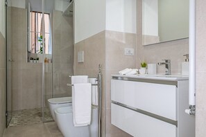 Dusche, Haartrockner, Bidet, Handtücher