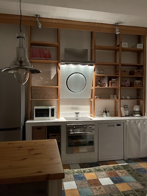 Réfrigérateur, four à micro-ondes, un four, surface de cuisson