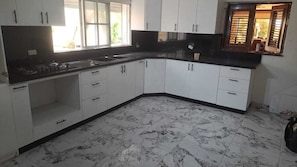 Kühlschrank, Herdplatte, Wasserkocher mit Kaffee-/Teezubehör, Mixer