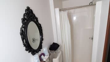 Douche, serviettes fournies, papier toilette