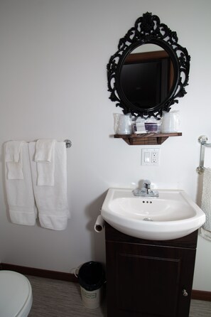 Chambre Double Économique | Salle de bain | Douche, serviettes fournies, papier toilette