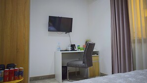 مكتب ومساحة عمل للكمبيوتر المحمول وستائر تعتيم وتجهيزات عازلة للصوت
