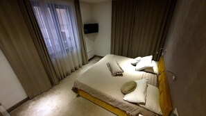 Deluxe tweepersoonskamer | Een bureau, een laptopwerkplek, verduisterende gordijnen