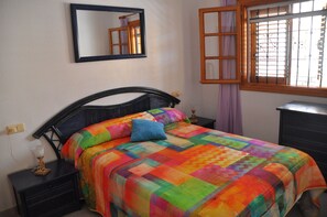 2 bedrooms, travel cot, free WiFi, bed sheets