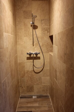 Secadora de cabello y papel de baño 