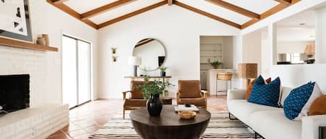 Smart TV, fireplace, ping pong, books