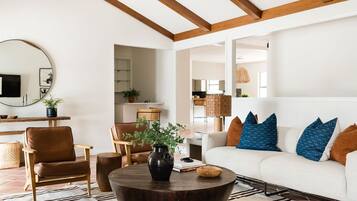 Smart-TV, Kamin, Tischtennisplatte, Bücher