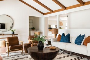 Smart-tv, een open haard, een tafeltennistafel en boeken