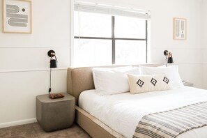 5 bedrooms, desk, iron/ironing board, travel crib