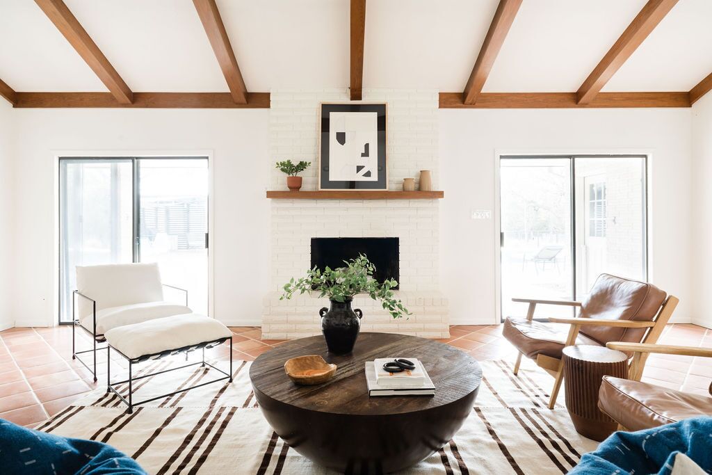 Smart TV, chimenea, tenis de mesa y libros 