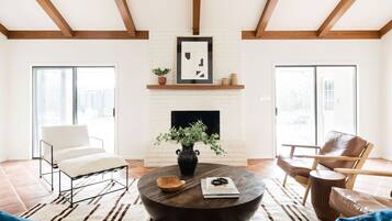 Smart TV, chimenea, tenis de mesa y libros