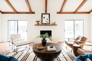 Smart-tv, een open haard, een tafeltennistafel en boeken