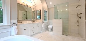 Shower, jetted tub, hair dryer, towels - Beautiful Family Home in Wainscott - 5min to Beach (Wainscott)