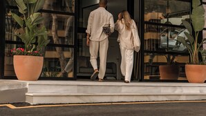 Una entrada moderna de edificio con un letrero que dice 'Cook's Club Calvia Beach'.