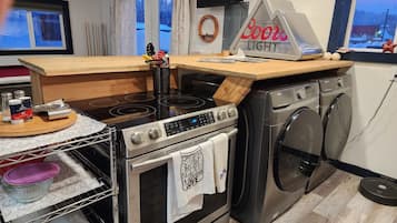 Frigorífico, microondas, horno y placa de cocina