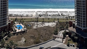 Udsigt over stranden fra et højt hotel med pool og direkte adgang til stranden.