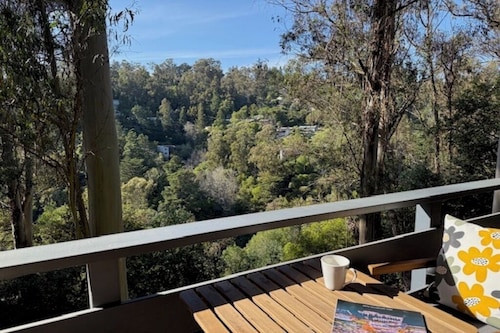 Beautiful Canyon View Suite, 1100 sq. ft., private deck, full kitchen