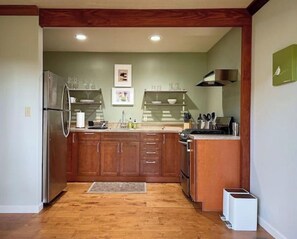 Réfrigérateur, four à micro-ondes, un four, surface de cuisson