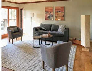 Smart TV, fireplace - Beautiful Canyon View Suite, 1100 sq. ft., private deck, full kitchen (Oakland)