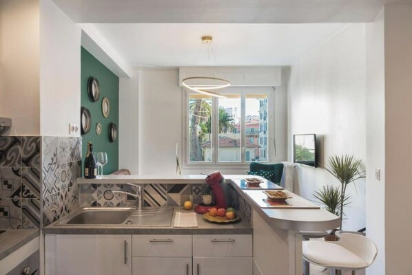 冰箱、微波炉、烤箱、炉灶