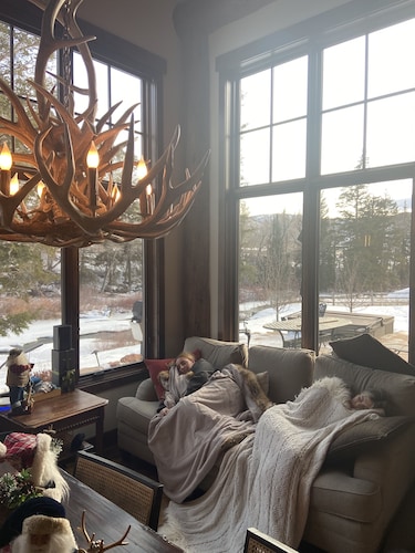 Modern Chalet on the River. Hot Tub, Fireplace , Newly furnished Fishing, Hiking