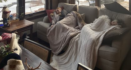 Modern Chalet on the River. Hot Tub, Fireplace , Newly furnished Fishing, Hiking