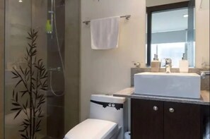 Dusche, Haartrockner, Handtücher, Seife