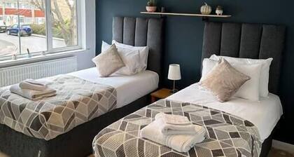 Charming 2-BR House offering WIFI, Parking and a Garden | On Site Stays Welling