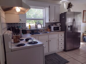 Refrigerador, microondas, horno y parrilla de estufa 