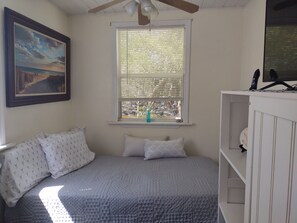 2 habitaciones, escritorio, internet y ropa de cama 