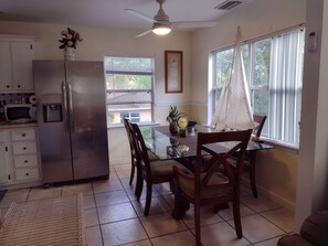 Frigorífico, microondas, horno y placa de cocina