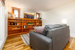 Een smart-tv en boeken