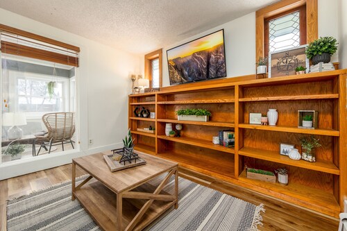 New! Lovely 1BR. Walk to Main St