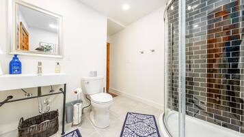 Haartrockner, Handtücher, Seife, Shampoo