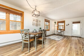 Dining - New! Lovely 1BR. Walk to Main St (Montrose)