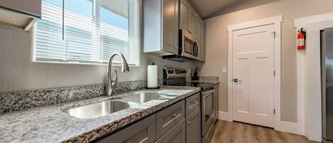 ثلاجة، ميكروويف، فرن، موقد طهي مسطح