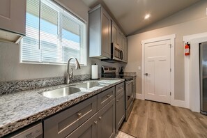 Fridge, microwave, oven, stovetop - NEW Walking distance to downtown Williams, Polar Express and other attractions (Williams)