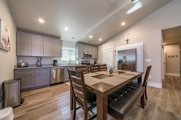 Dining - NEW Walking distance to downtown Williams, Polar Express and other attractions (Williams)