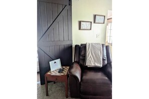 Interior - Cozy Entire2 bdrm Upper Apt Decks No extra Fees (Syracuse)