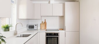 Little Blue - 2 Bedroom Apartment next to Chichester Canal