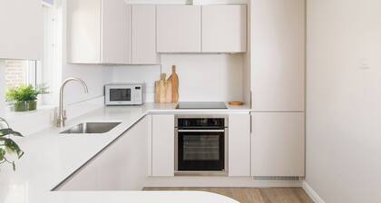 Little Blue - 2 Bedroom Apartment next to Chichester Canal