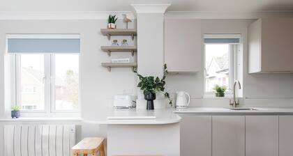 Little Blue - 2 Bedroom Apartment next to Chichester Canal