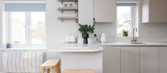 Little Blue - 2 Bedroom Apartment next to Chichester Canal