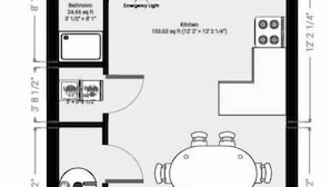 Plano de un cuarto de hotel que incluye baño, cocina, comedor, sala y un balcón.