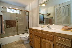 Ensemble baignoire-douche, serviettes fournies