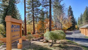 A building with a sign reading "ACLOUD 931 INCLINE WAY UNITS 225-256". - Condo at the popular McCloud complex (MC255) (Incline Village)