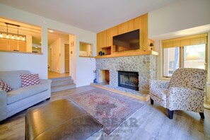 Televisión y chimenea 