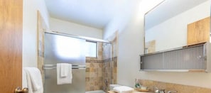 Combined shower/tub, towels